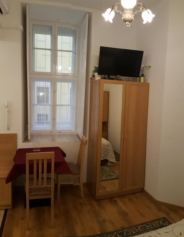 Authentic Akacfa Apartment Budapest Exterior photo