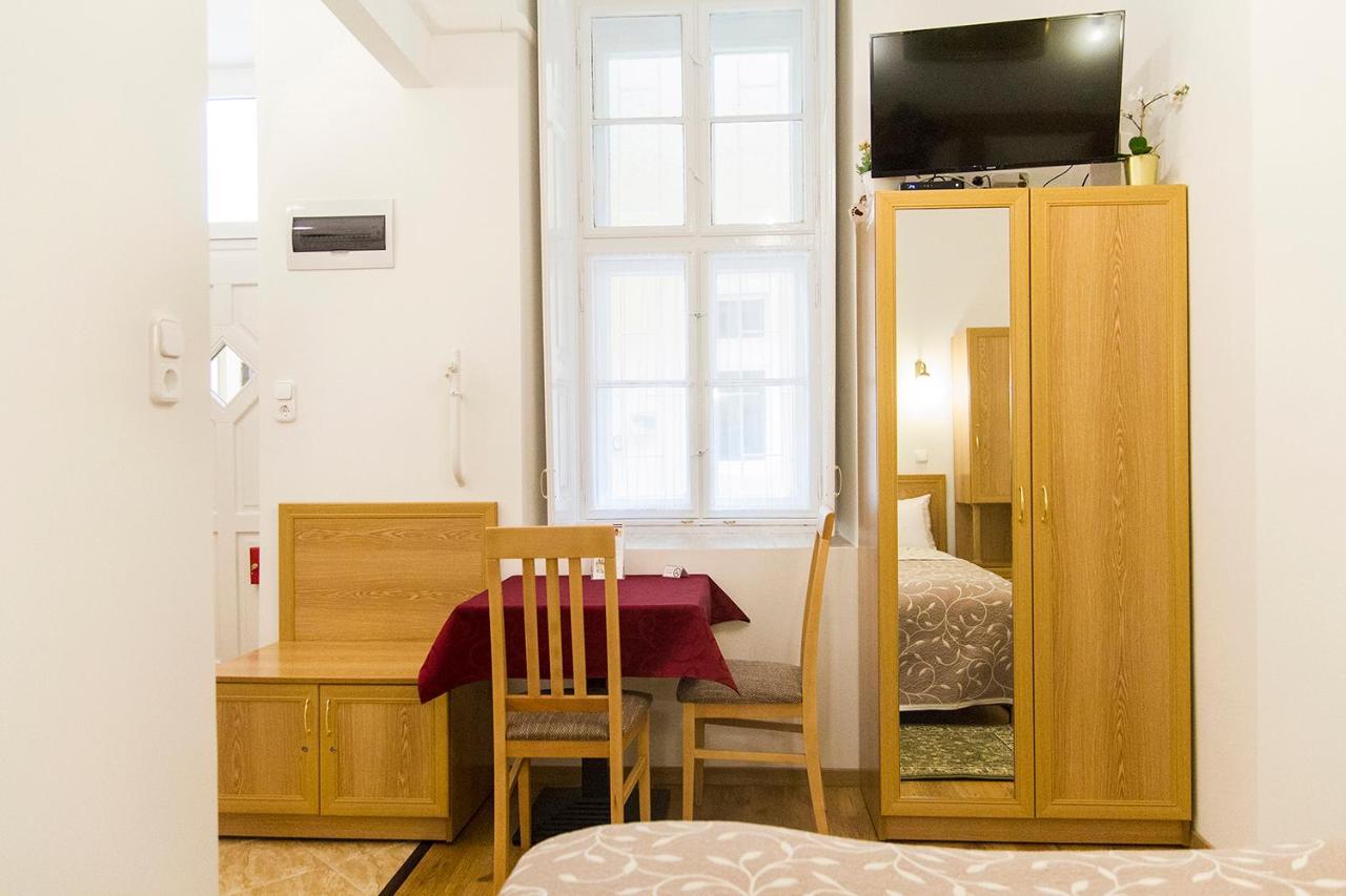 Authentic Akacfa Apartment Budapest Exterior photo