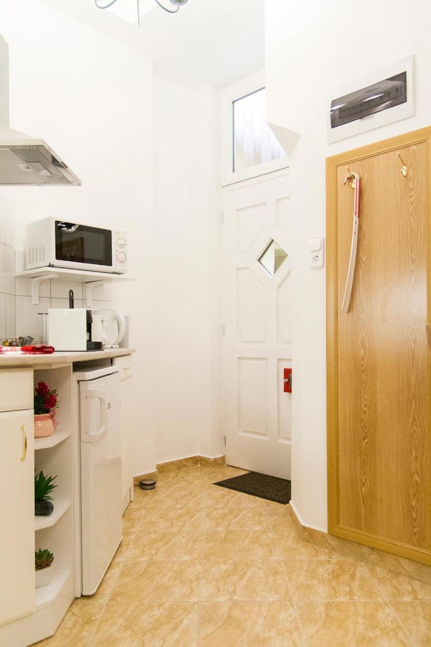 Authentic Akacfa Apartment Budapest Exterior photo