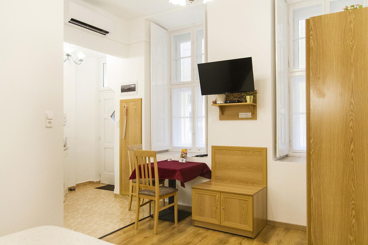 Authentic Akacfa Apartment Budapest Exterior photo